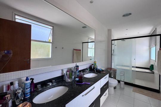 Suíte 1 - Banheiro de casa de condomínio à venda com 6 quartos, 1500m² em Vargem Grande, Rio de Janeiro