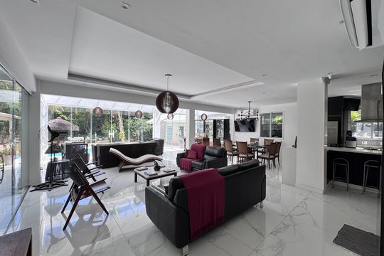Sala de casa de condomínio para alugar com 6 quartos, 1500m² em Vargem Grande, Rio de Janeiro
