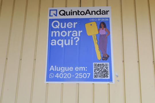 Placa instalada no portão do imóvel - Código: RXQW-989 de casa para alugar com 4 quartos, 300m² em Jardim Campos, São Paulo