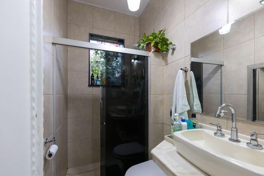 Banheiro 1 de casa à venda com 4 quartos, 220m² em Vila do Ouro, Nova Lima