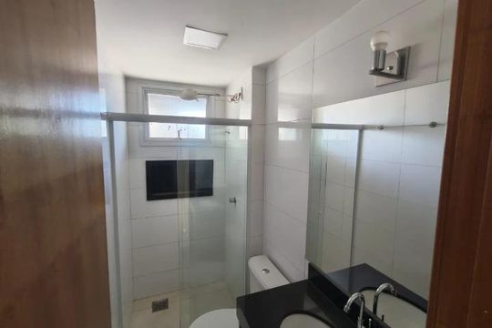 Banheiro de apartamento para alugar com 2 quartos, 92m² em Santa Mônica, Uberlândia