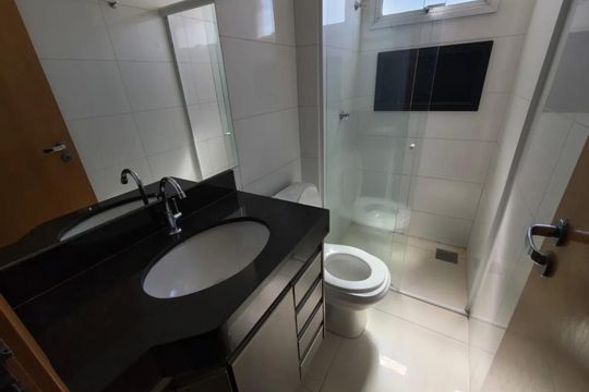 Banheiro de apartamento para alugar com 2 quartos, 92m² em Santa Mônica, Uberlândia
