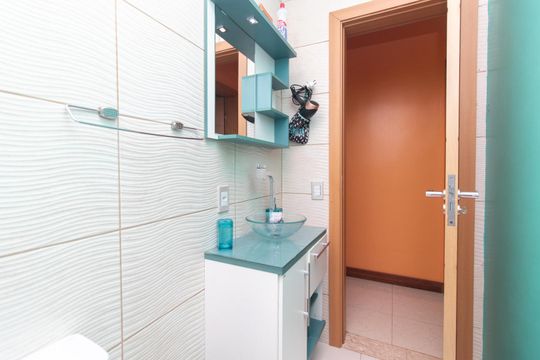 Banheiro de apartamento à venda com 1 quarto, 46m² em Nonoai, Porto Alegre