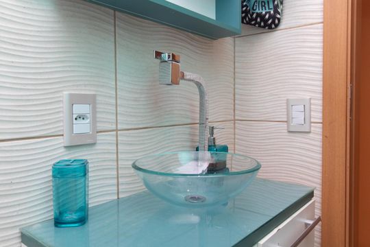 Banheiro de apartamento à venda com 1 quarto, 46m² em Nonoai, Porto Alegre