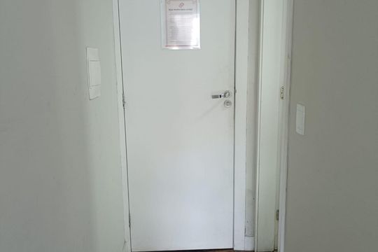 Banheiro de kitnet/studio para alugar com 1 quarto, 30m² em Centro, Curitiba