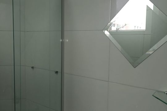 Banheiro de kitnet/studio para alugar com 1 quarto, 30m² em Centro, Curitiba