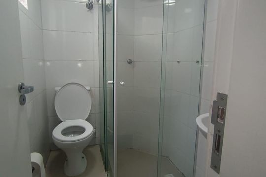 Banheiro de kitnet/studio para alugar com 1 quarto, 30m² em Centro, Curitiba