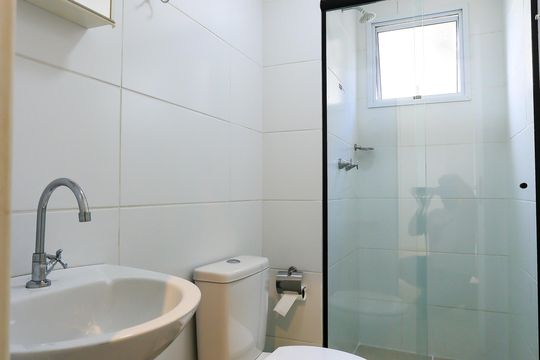 Banheiro de apartamento à venda com 2 quartos, 42m² em Jardim Monte Alegre, Taboão da Serra