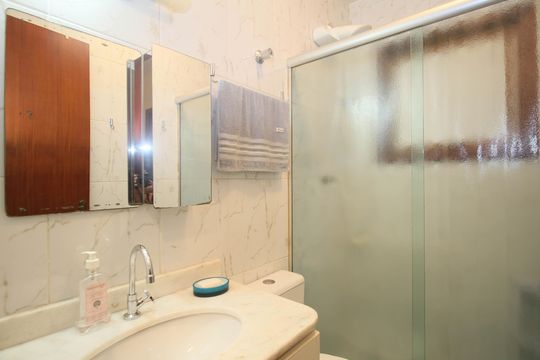 Banheiro 1 de casa de condomínio à venda com 3 quartos, 182m² em Parque Assuncao, Taboão da Serra