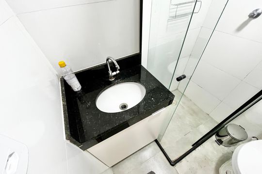Banheiro de kitnet/studio para alugar com 1 quarto, 29m² em Vila Dom Pedro Ii, São Paulo