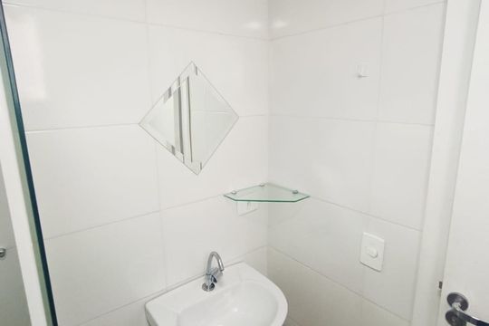 Banheiro  de kitnet/studio para alugar com 1 quarto, 28m² em Centro, Curitiba