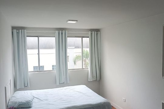 Quarto de kitnet/studio para alugar com 1 quarto, 28m² em Centro, Curitiba