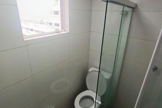 Banheiro de kitnet/studio para alugar com 1 quarto, 28m² em Centro, Curitiba