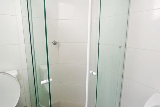 Banheiro de kitnet/studio para alugar com 1 quarto, 28m² em Centro, Curitiba