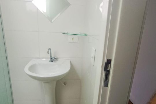 Banheiro de kitnet/studio para alugar com 1 quarto, 28m² em Centro, Curitiba