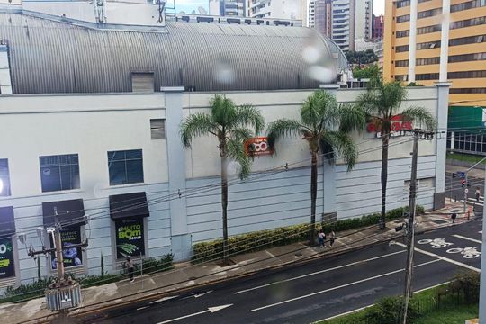 Fachada de kitnet/studio para alugar com 1 quarto, 28m² em Centro, Curitiba