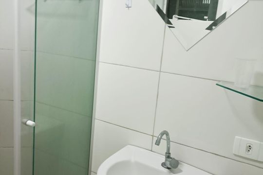 Banheiro de kitnet/studio para alugar com 1 quarto, 28m² em Centro, Curitiba