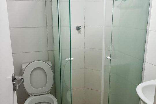 Banheiro de kitnet/studio para alugar com 1 quarto, 28m² em Centro, Curitiba