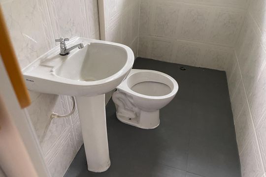 Banheiro de apartamento para alugar com 1 quarto, 42m² em Parque Lafaiete, Duque de Caxias