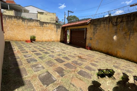 Garagem de casa à venda com 3 quartos, 300m² em Furnas, São Paulo