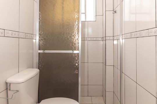 Banheiro de apartamento para alugar com 1 quarto, 40m² em Jardim Itu, Porto Alegre