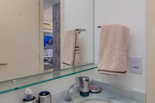 Banheiro de apartamento à venda com 2 quartos, 67m² em Santo Antônio, Porto Alegre