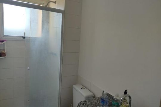 Banheiro de apartamento à venda com 3 quartos, 73m² em Jardim Tupanci, Barueri