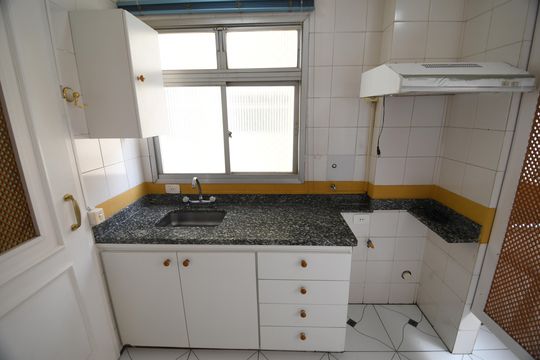 Cozinha de apartamento para alugar com 1 quarto, 60m² em Cambuí, Campinas