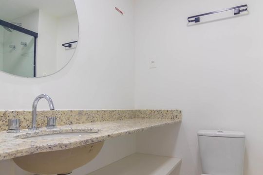 Banheiro  de kitnet/studio para alugar com 1 quarto, 30m² em Partenon, Porto Alegre