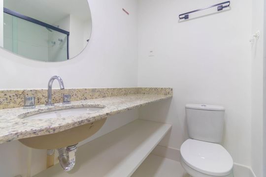 Banheiro  de kitnet/studio para alugar com 1 quarto, 30m² em Partenon, Porto Alegre