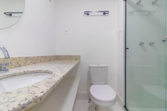 Banheiro  de kitnet/studio para alugar com 1 quarto, 30m² em Partenon, Porto Alegre
