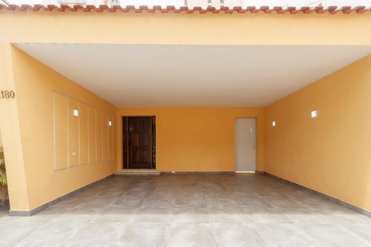 Garagem de casa à venda com 4 quartos, 300m² em Jardim Marajoara, São Paulo