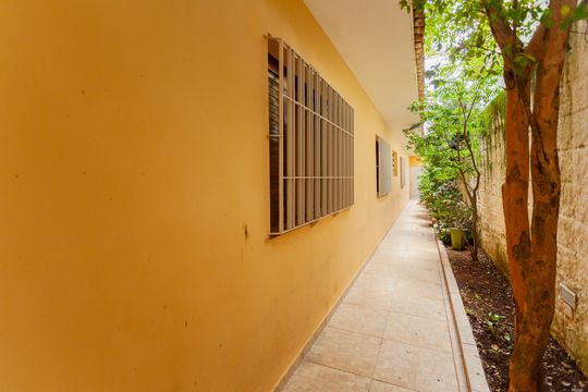 Corredor de casa à venda com 4 quartos, 300m² em Jardim Marajoara, São Paulo