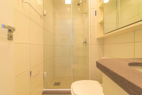 Banheiro de apartamento para alugar com 1 quarto, 42m² em Santana, Porto Alegre