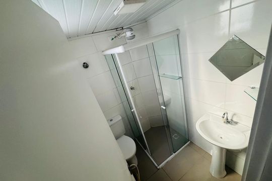 Banheiro de kitnet/studio para alugar com 1 quarto, 30m² em Centro, Curitiba