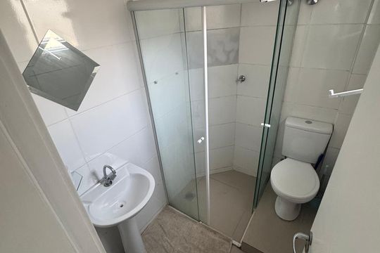 Banheiro de kitnet/studio para alugar com 1 quarto, 30m² em Centro, Curitiba