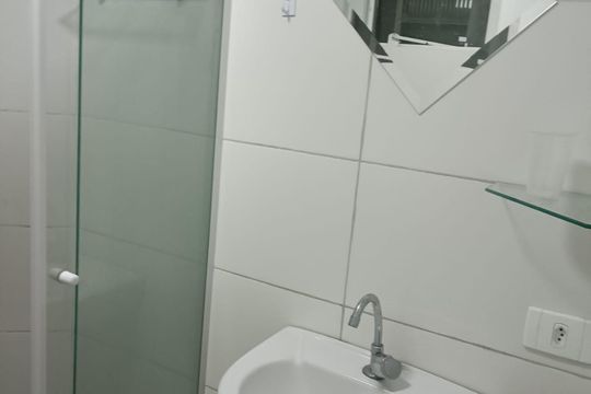Banheiro de kitnet/studio para alugar com 1 quarto, 30m² em Centro, Curitiba