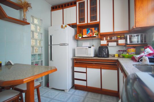 Cozinha de apartamento à venda com 3 quartos, 87m² em Bom Jesus, Porto Alegre