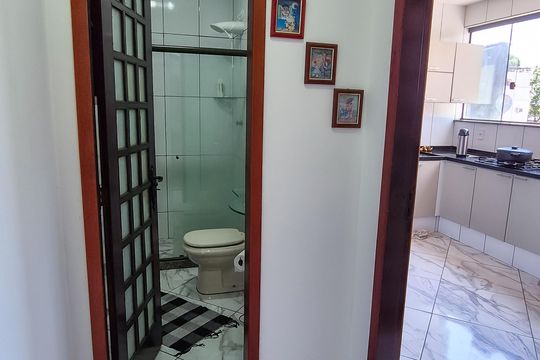 Vista para o banheiro e cozinha  de casa para alugar com 2 quartos, 90m² em Penha, Rio de Janeiro