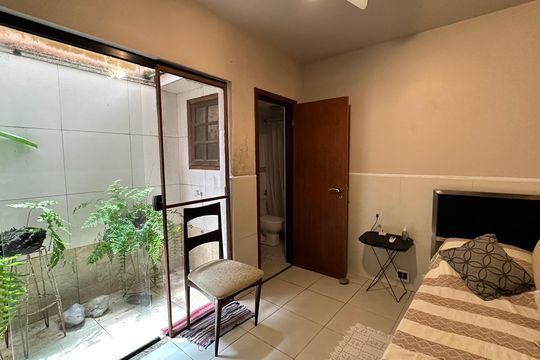 Quarto 1 de casa para alugar com 5 quartos, 300m² em Vargem Grande, Rio de Janeiro