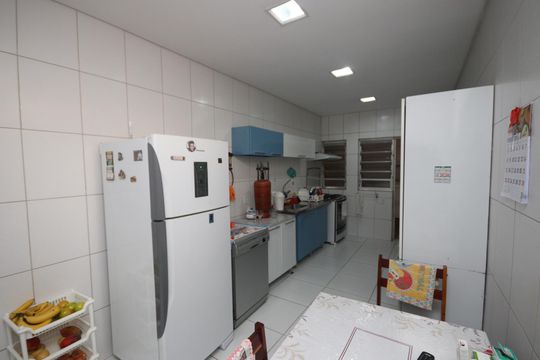 Cozinha 2 de casa à venda com 6 quartos, 256m² em Vila Constança, São Paulo