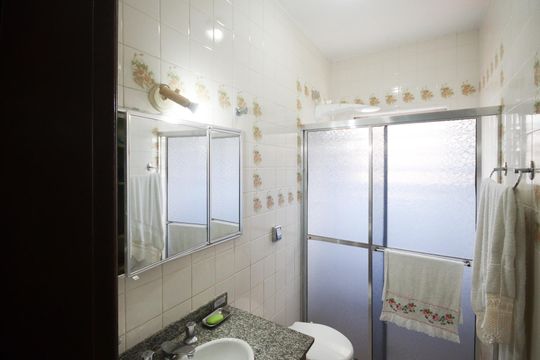 Banheiro 4 de casa à venda com 6 quartos, 256m² em Vila Constança, São Paulo