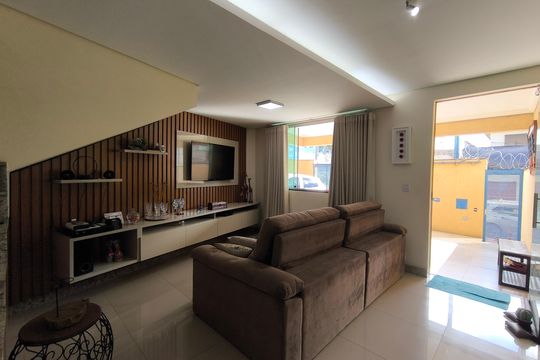 Casa à venda com 3 quartos, 213m² em Vitoria, Belo Horizonte