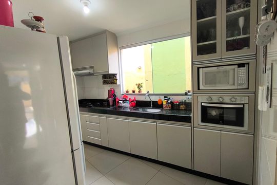 Casa à venda com 3 quartos, 213m² em Vitoria, Belo Horizonte