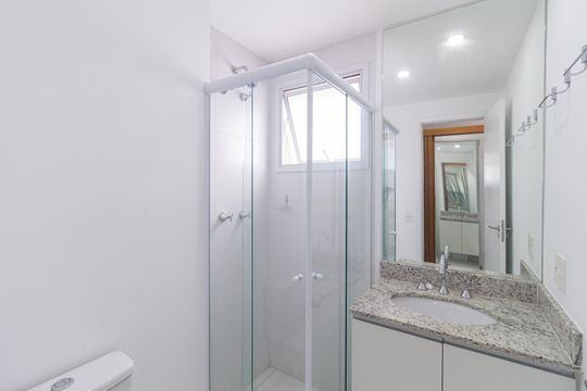 Banheiro da suíte de apartamento para alugar com 2 quartos, 60m² em Jardim das Belezas, Carapicuíba