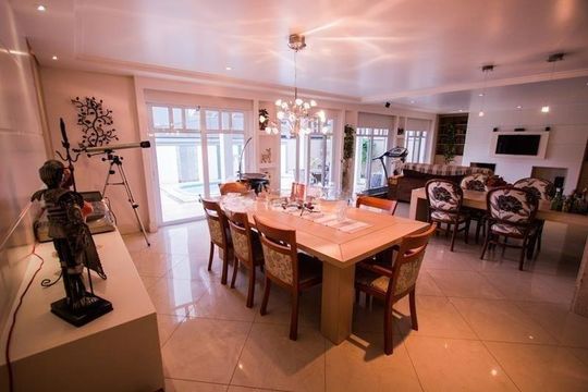 Sala  de casa de condomínio para alugar com 5 quartos, 375m² em Jardim Carvalho, Porto Alegre