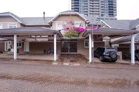 Fachada de casa de condomínio para alugar com 5 quartos, 375m² em Jardim Carvalho, Porto Alegre