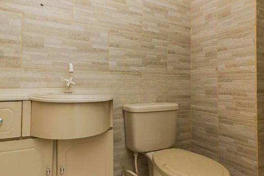 Banheiro  de apartamento à venda com 2 quartos, 58m² em Humaitá, Porto Alegre