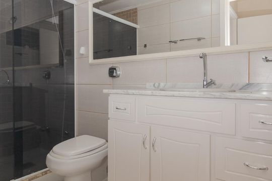 Banheiro  de apartamento para alugar com 1 quarto, 50m² em Cristal, Porto Alegre