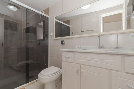 Banheiro  de apartamento para alugar com 1 quarto, 50m² em Cristal, Porto Alegre